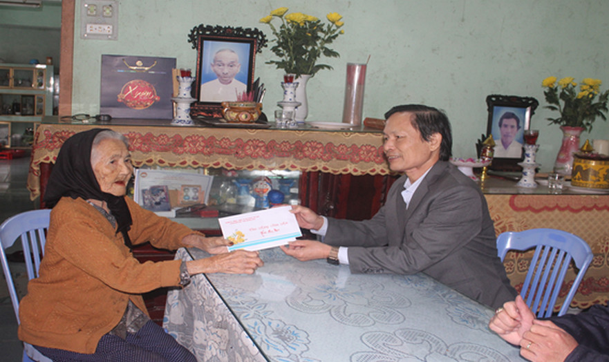Phó Bí thư Trường trực Huyện ủy Bình Sơn thăm tặng quà Tết tại xã Bình Trung