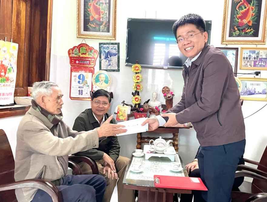 Đồng chí Nguyễn Tưởng Duy- Phó Bí thư Huyện uỷ- Chủ tịch UBND huyện thăm chúc tết, tặng quà các gia đình chính sách, Mẹ VNAH