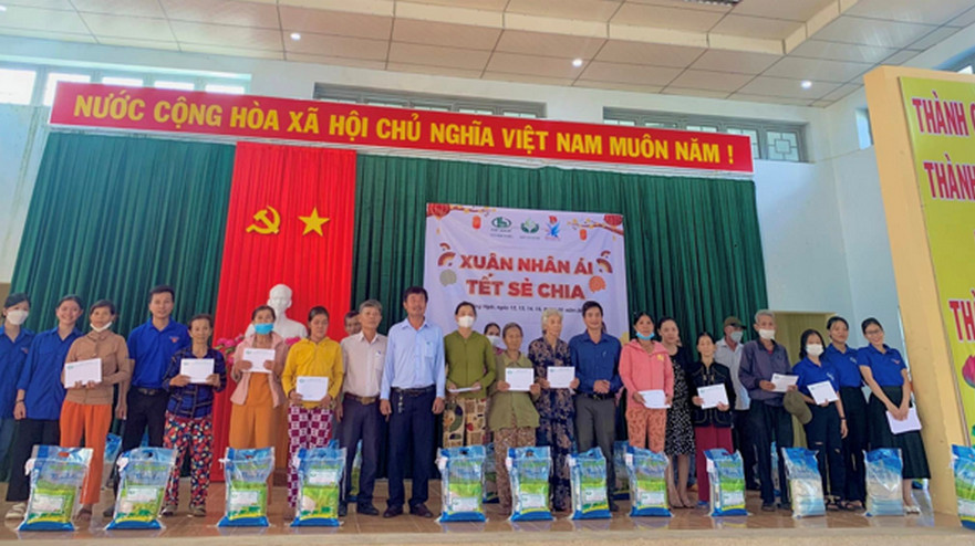 Trao tặng 60 suất quà tết cho người nghèo xã Bình Minh