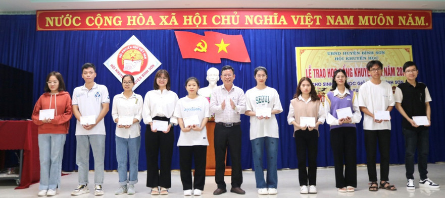 Bình Sơn: Trao tặng 74 suất học bổng khuyến tài cho Sinh viên giỏi nhân dịp xuân Quý Mão 2023