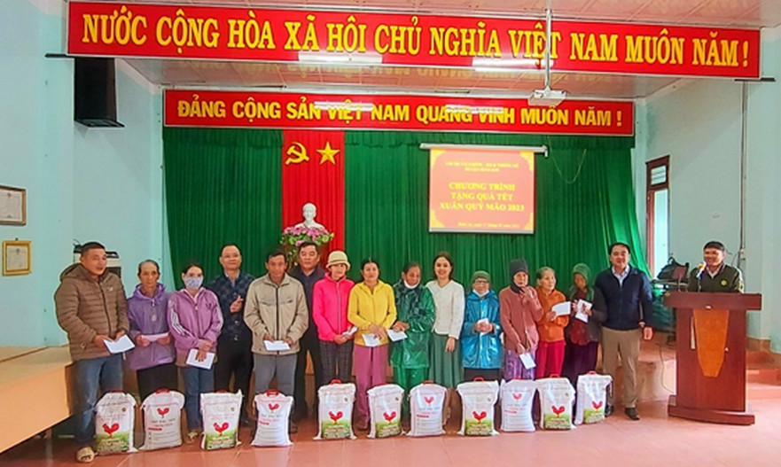 Chi bộ Tài chính –Kế hoạch và Thống kê huyện Bình Sơn tặng quà Tết cho Bình An
