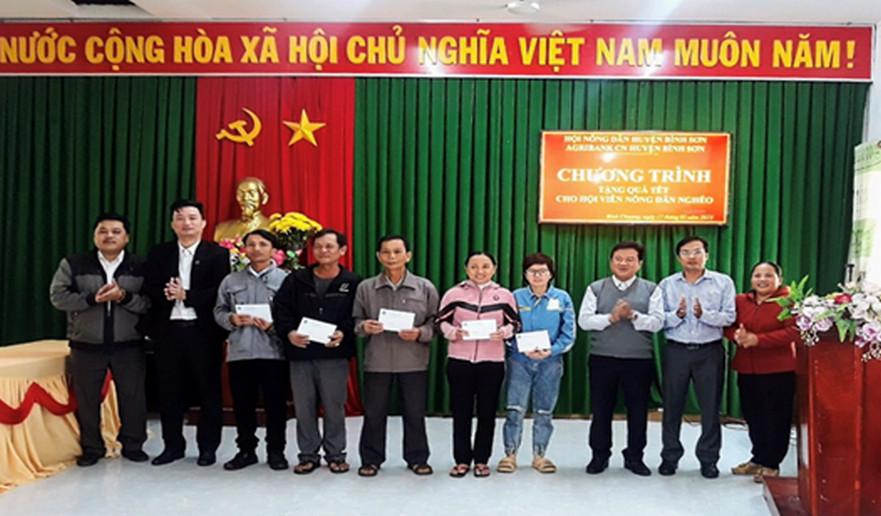 Hội Nông dân huyện Bình Sơn phối hợp tặng quà cho hội viên khó khăn