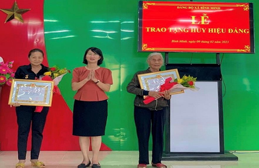 Bình Minh tổ chức Lễ trao huy hiệu Đảng cho 2 đảng viên