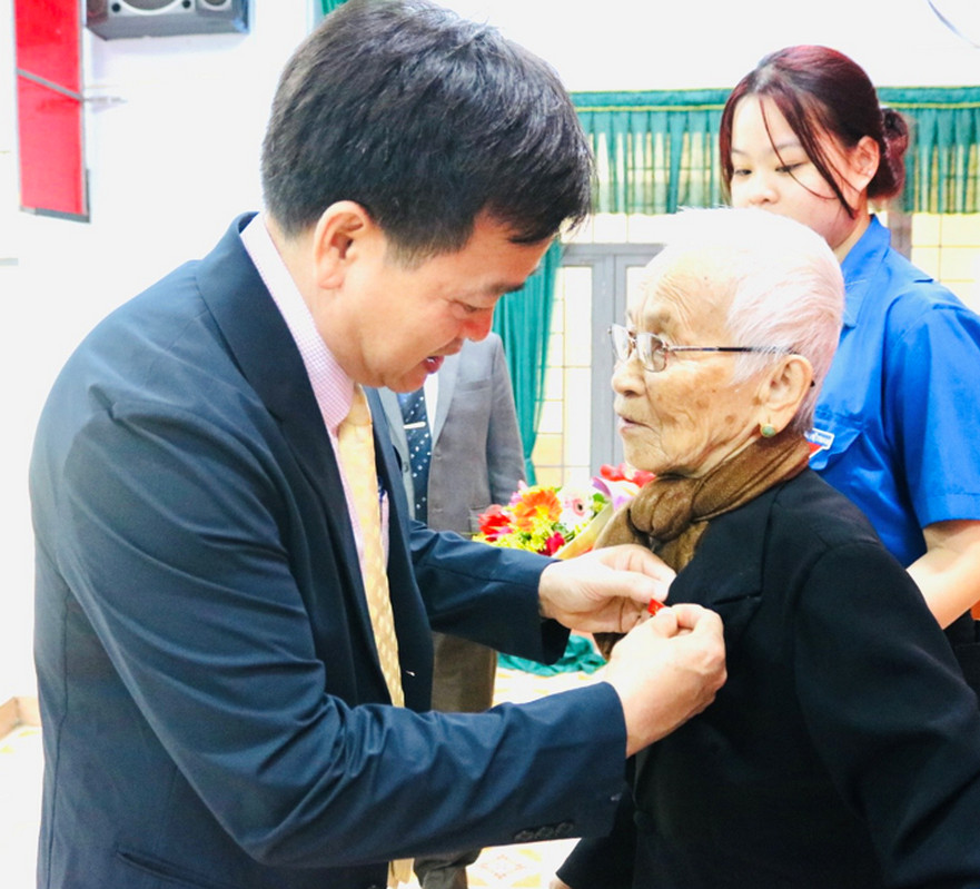 UVBTV Tỉnh uỷ-Phó Chủ tịch HĐND tỉnh Nguyễn Cao Phúc trao Huy hiệu 75 năm tuổi Đảng tại huyện Bình Sơn