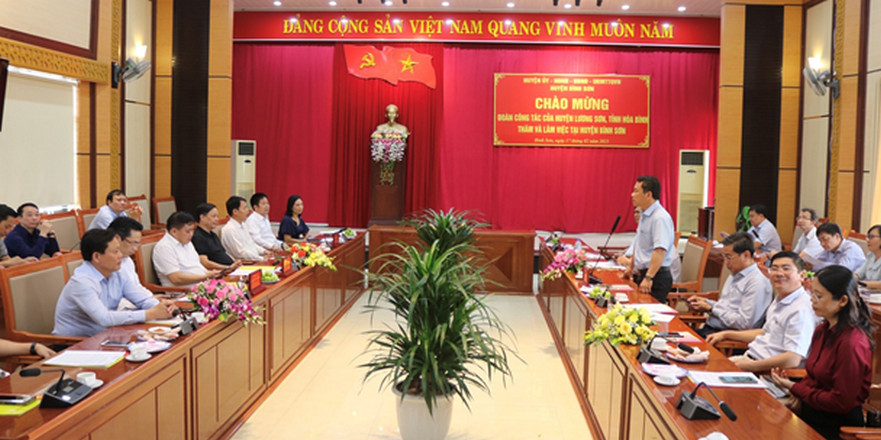 Đoàn công tác huyện Lương Sơn, tỉnh Hoà Bình thăm và làm việc tại huyện Bình Sơn