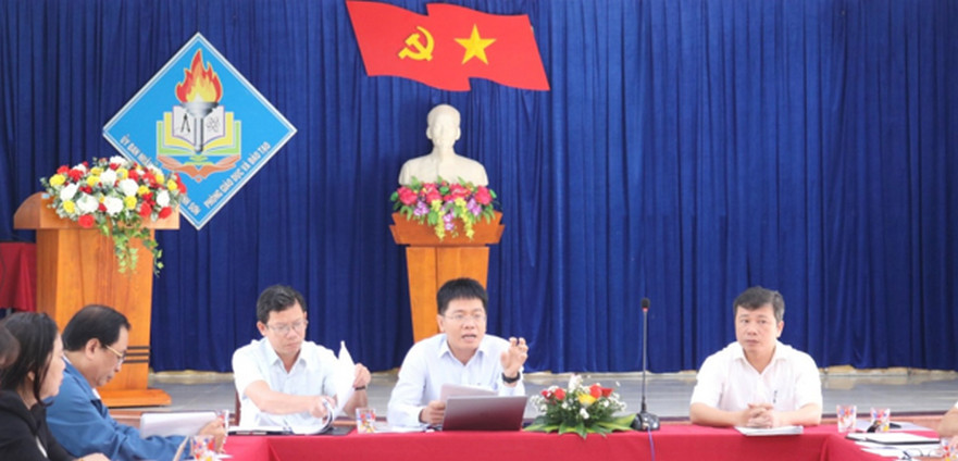 Chủ tịch UBND huyện Bình Sơn làm việc với Phòng Giáo dục và đào tạo huyện