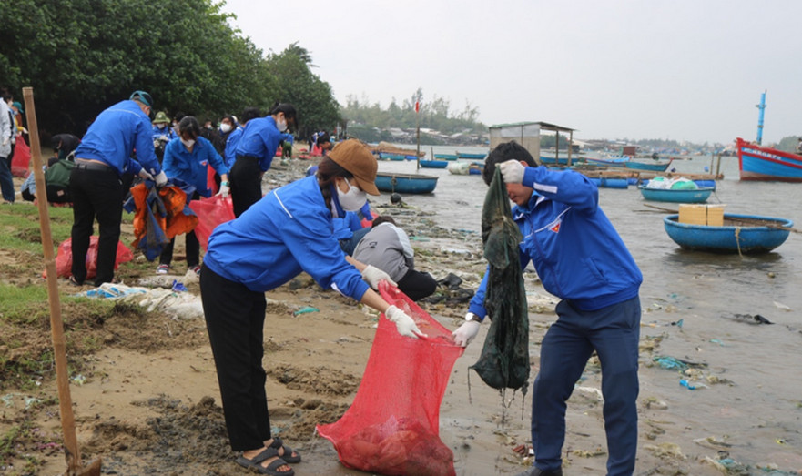 Bình Sơn: Ra quân thanh niên tình nguyện “Tử tế với sông Trà Bồng”