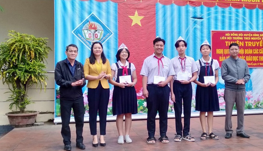 Thị trấn Châu Ổ; khen thưởng kịp thời cho 18 em học sinh đạt thành tích cao trong Kỳ thi học sinh giỏi cấp tỉnh lớp 9