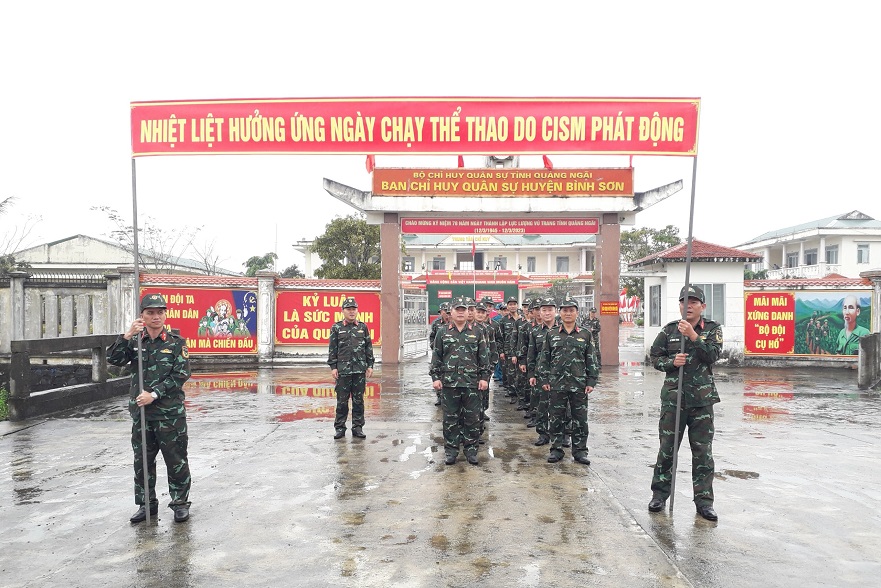 Lực lượng Vũ trang huyện Bình Sơn tổ chức Ngày chạy thể thao Quân sự