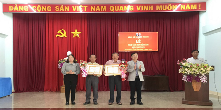 Bình Thanh tổ chức Lễ trao huy hiệu Đảng cho 2 đảng viên