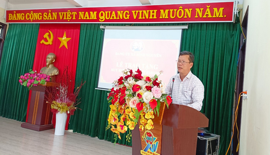 Đảng bộ xã Bình Nguyên và Đảng bộ xã Bình Chánh tổ chức Lễ trao Huy hiệu Đảng cho các đảng viên