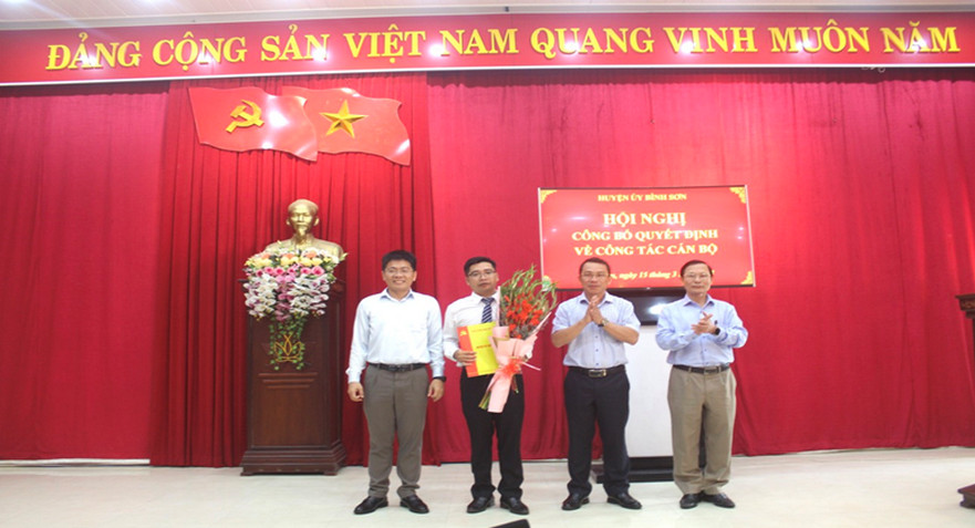 Huyện ủy Bình Sơn công bố tiếp nhận cán bộ ở tỉnh về cơ sở