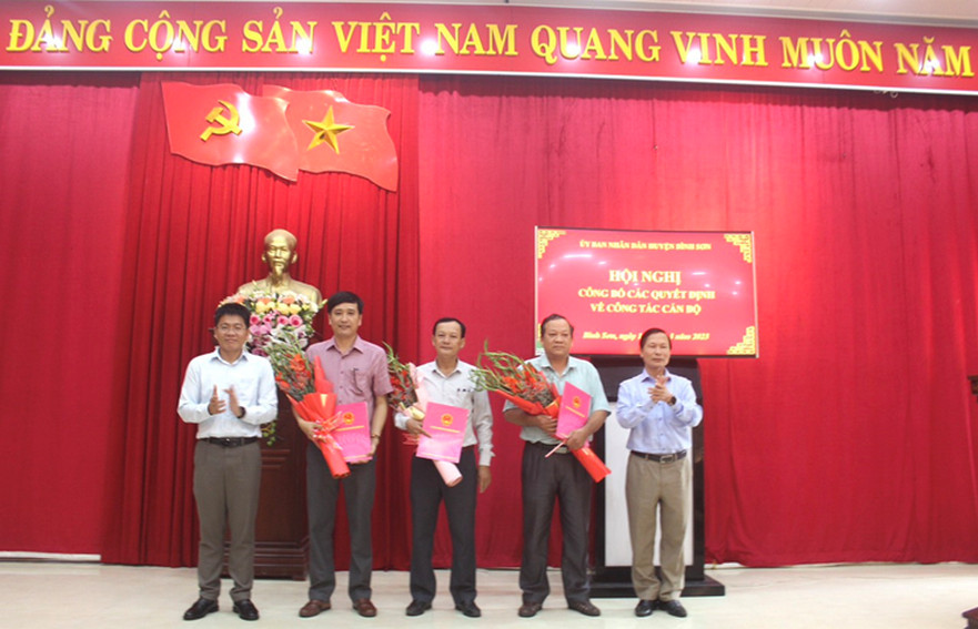 UBND huyện Bình Sơn tổ chức công bố các quyết định về công tác cán bộ