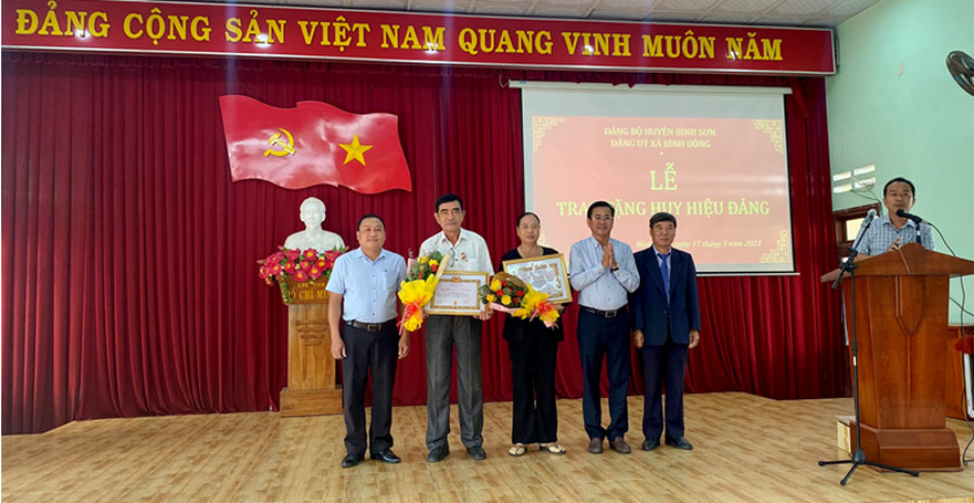 Bình Đông tổ chức trao Huy hiệu Đảng cho các đảng viên