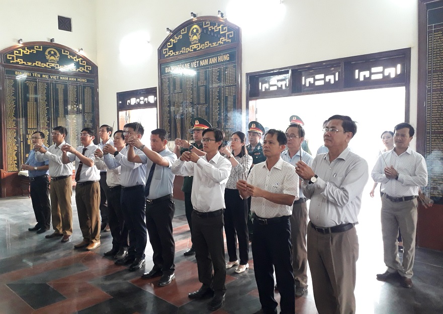 Lãnh đạo huyện viếng Nghĩa trang liệt sĩ nhân kỷ niệm 48 năm Ngày giải phóng huyện Bình Sơn