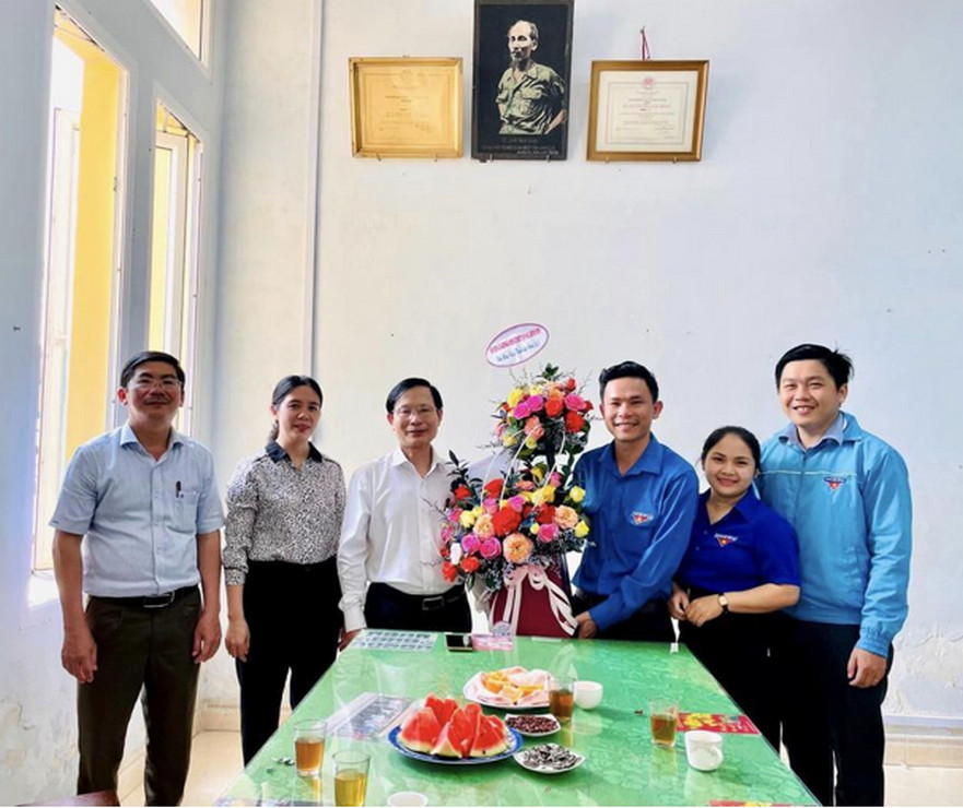 Lãnh đạo huyện Bình Sơn thăm, chúc mừng Huyện đoàn nhân ngày thành lập đoàn TNCS Hồ Chí Minh 26/3.
