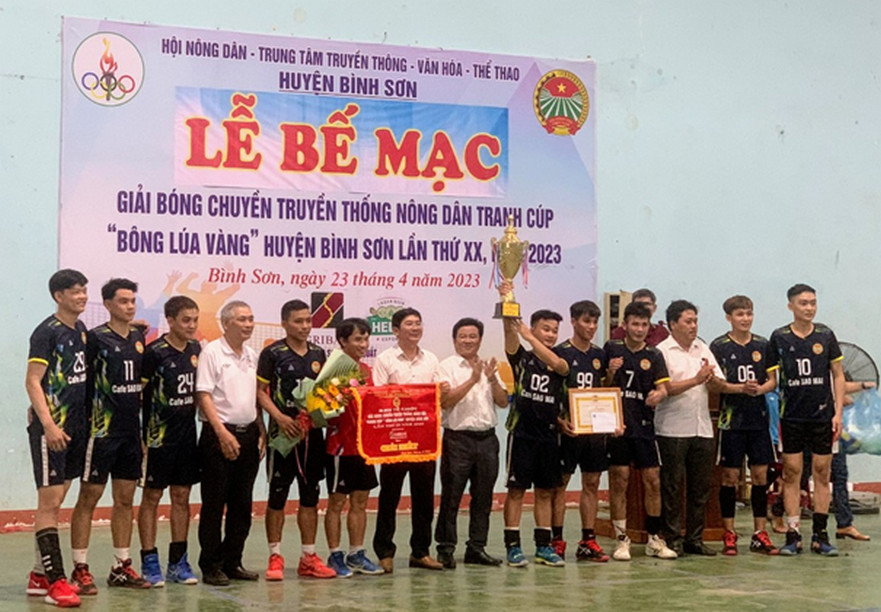 Đội bóng chuyền Nông dân xã Bình Trị đoạt vô địch giải tranh cúp “Bông lúa vàng” huyện Bình Sơn lần thứ XX