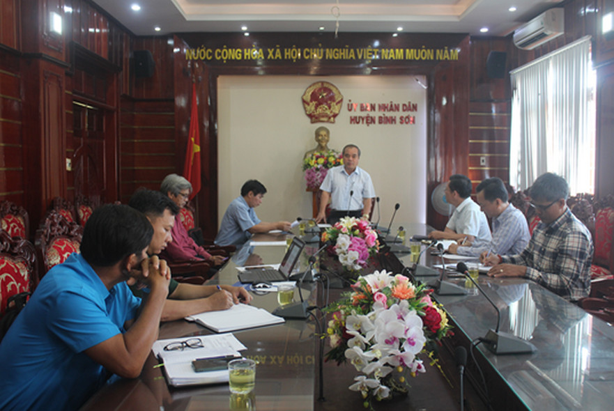 Phó chủ tịch Thường trực UBND tỉnh Trần Hoàng Tuấn làm việc với huyện Bình Sơn liên quan đến việc nghi khai thác cổ vật trái phép