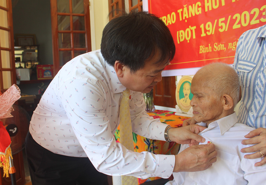 Huyện ủy Bình Sơn trao Huy hiệu 75 năm tuổi Đảng cho 2 đảng viên