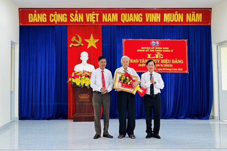 Thị trấn Châu Ổ trao huy hiệu Đảng cho 17 đảng viên