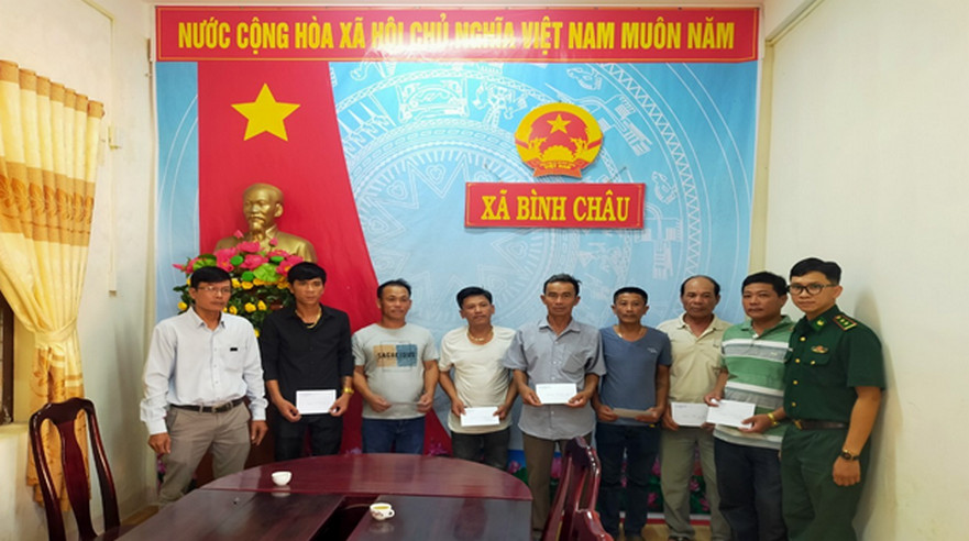 Huyện Bình Sơn thăm hỏi động viên các tàu cá bị nạn