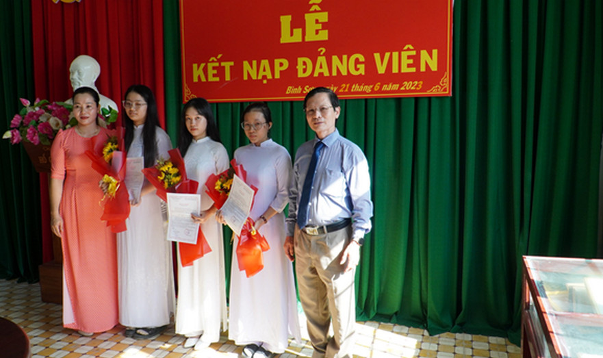 Đảng bộ Trường THPT Trần Kỳ Phong tổ chức lễ kết nạp Đảng cho 3 học sinh ưu tú