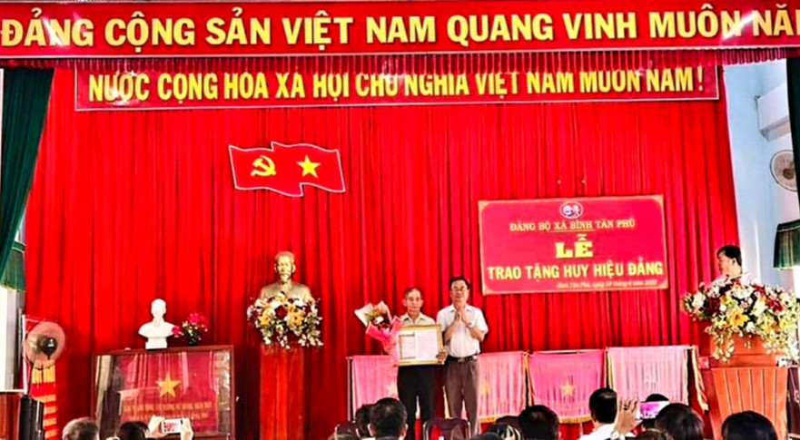 Bình Tân Phú tổ chức Lễ trao tặng Huy hiệu Đảng