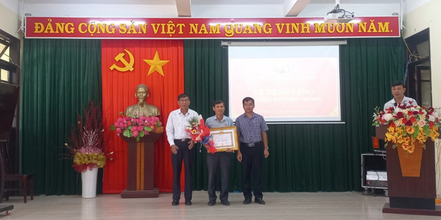 Đảng ủy xã Bình Nguyên tổ chức Lễ trao tặng Huy hiệu Đảng