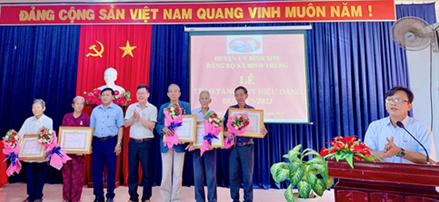 Bình Trung trao tặng huy hiệu Đảng cho 11 đảng viên