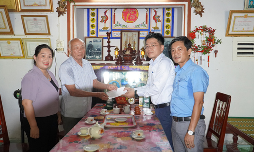 Chủ tịch UBND huyện Bình Sơn thăm tặng quà cho các thương binh nhân ngày 27/7