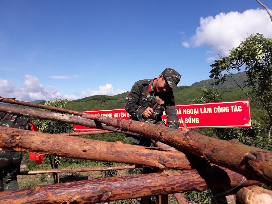 Lực lượng vũ trang huyện Bình Sơn hành quân dã ngoại làm công tác dân vận