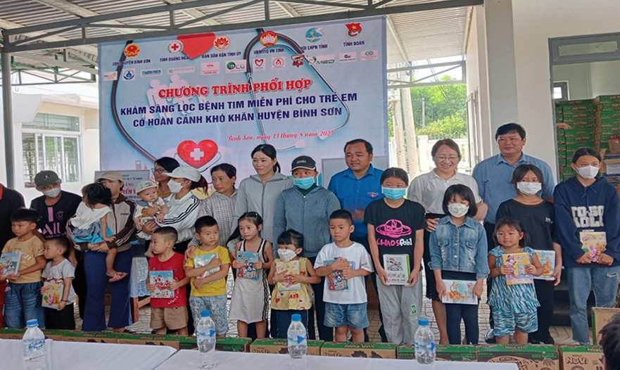 Bình Sơn: Khám sàng lọc bệnh tim miễn phí cho 500 trẻ em nghèo
