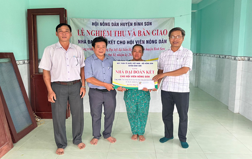 Hội nông dân huyện Bình Sơn phối hợp bàn giao nhà đại đoàn kết cho hội viên