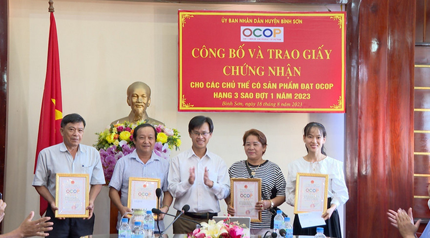 Huyện Bình Sơn công bố và trao giấy chứng nhận sản phẩm OCOP đạt hạng 3 sao đợt 1/2023