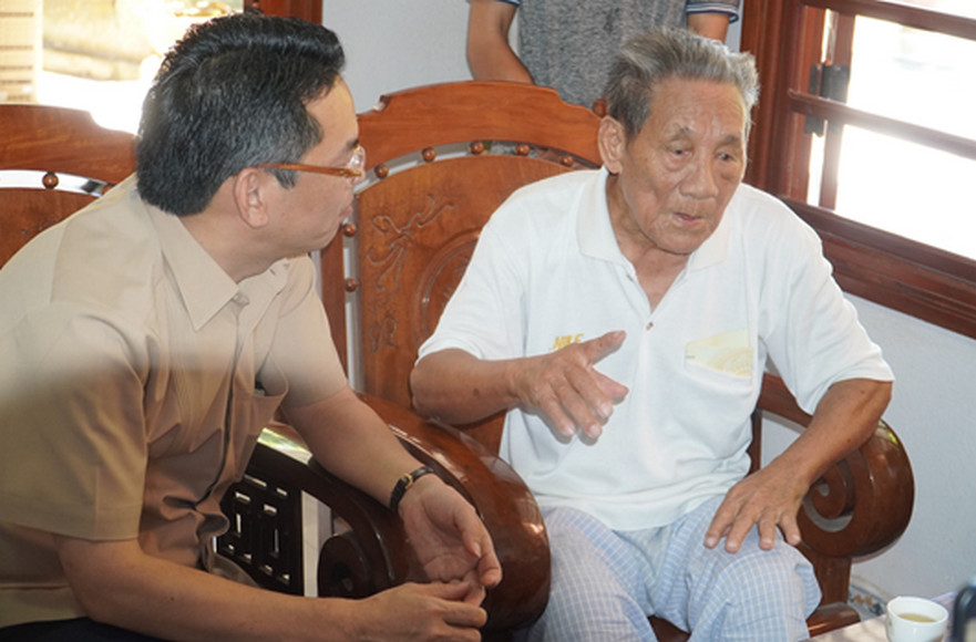 Đoàn công tác huyện Lương Sơn, tỉnh Hoà Bình thăm tặng quà cho đảng viên 75 năm tuổi Đảng