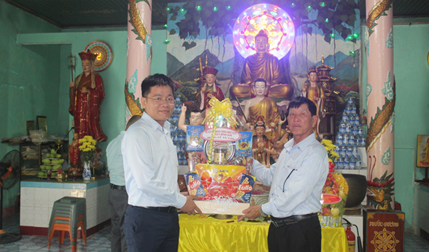 Lãnh đạo huyện Bình Sơn thăm và chúc mừng lễ Vu Lan các cơ sở Phật giáo trên địa bàn huyện
