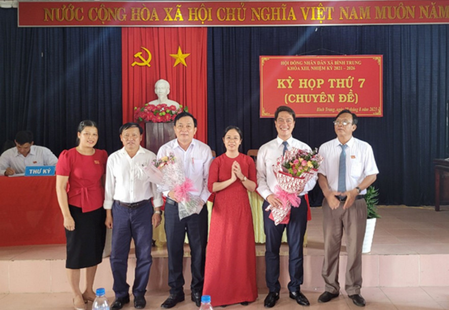 Đồng chí Nguyễn Tường Chuẩn được bầu giữ chức Chủ tịch UBND xã Bình Trung