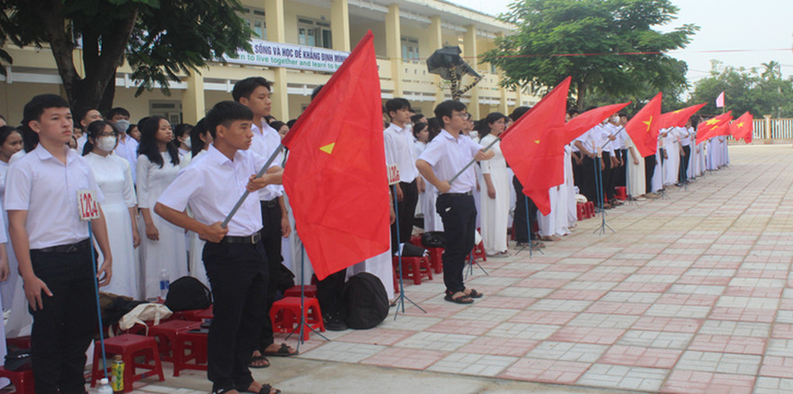 Bí thư Tỉnh ủy Bùi Thị Quỳnh Vân và Bí thư Huyện ủy Bình Sơn Võ Văn Đồng dự khai giảng năm học mới tại trường THPT Bình Sơn.