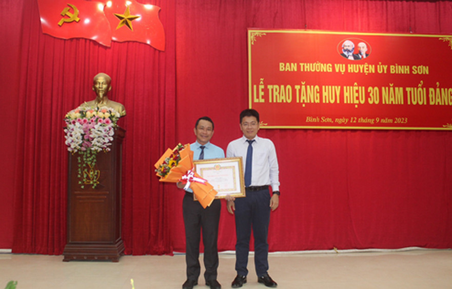 Ban Thường vụ Huyện ủy Bình Sơn tổ chức Lễ trao tặng Huy hiệu 30 năm tuổi Đảng cho đồng chí Võ Văn Đồng