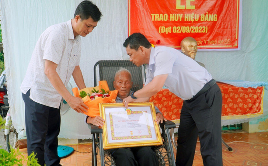 Bình Sơn: Trao Huy hiệu 75 năm và 70 năm tuổi Đảng cho đảng viên