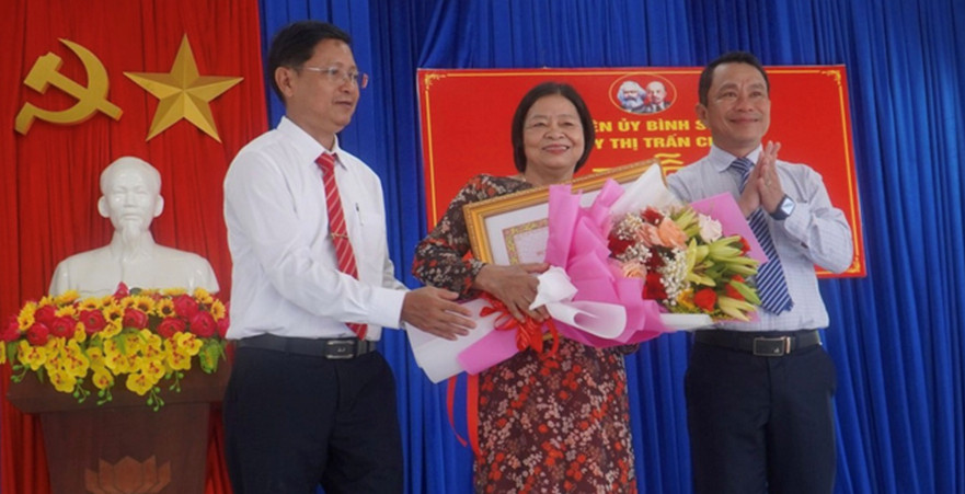 Trao tặng Huy hiệu 55 năm tuổi Đảng cho nguyên Tỉnh uỷ viên, Bí thư Huyện uỷ, Chủ tịch HĐND huyện