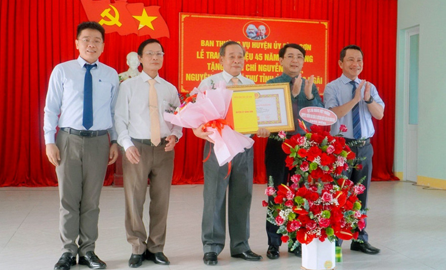 Trao tặng Huy hiệu 45 năm tuổi Đảng cho đồng chí Nguyễn Minh, nguyên Quyền Bí thư Tỉnh ủy Quảng Ngãi