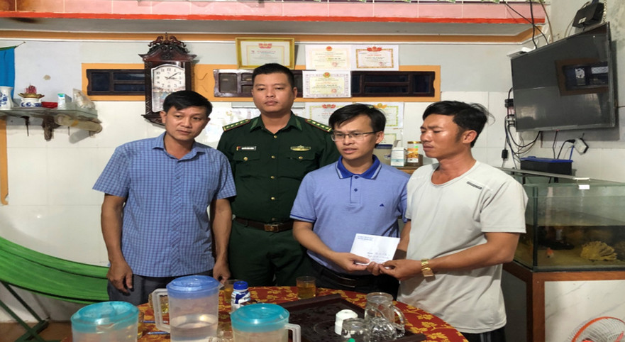 Lãnh đạo huyện Bình Sơn thăm hỏi động viên gia đình ngư dân bị cháy tàu ở Bình Đông