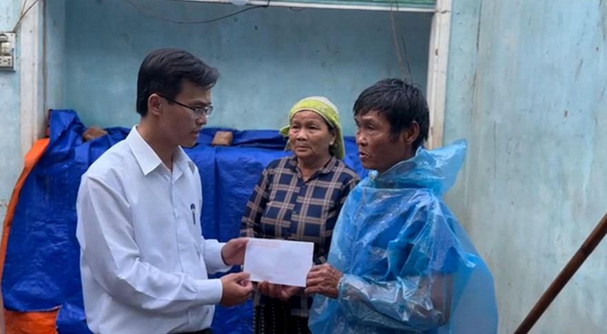 Bình Sơn: Thăm hỏi động viên gia đình có nhà bị sập do mưa lớn