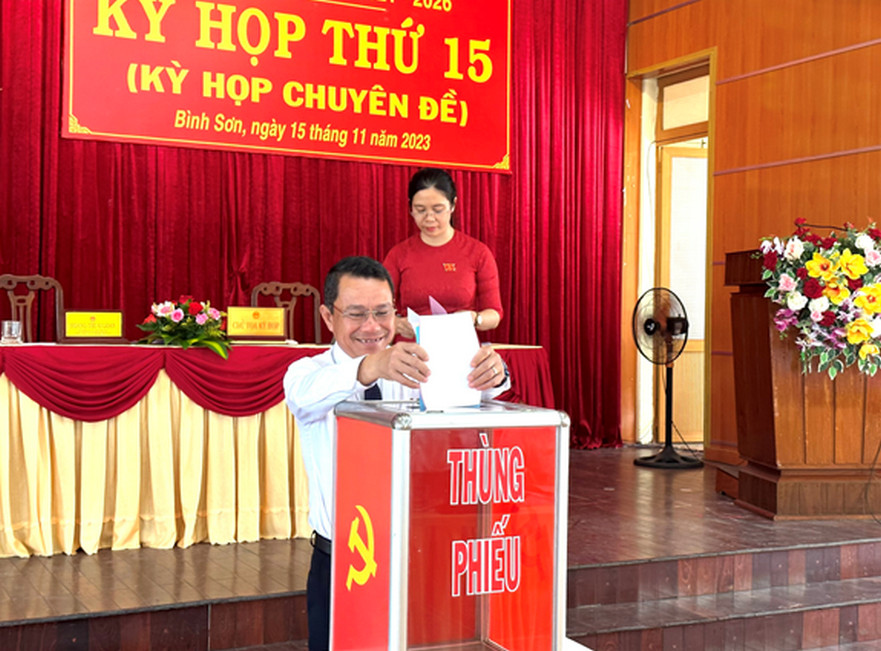 Bí thư Huyện ủy, Chủ tịch HĐND huyện Bình Sơn Võ Văn Đồng đạt 100% phiếu tín nhiệm cao