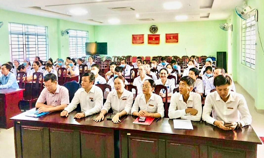 Trao tặng thiết bị y tế cho Trung tâm Y tế huyện Bình Sơn