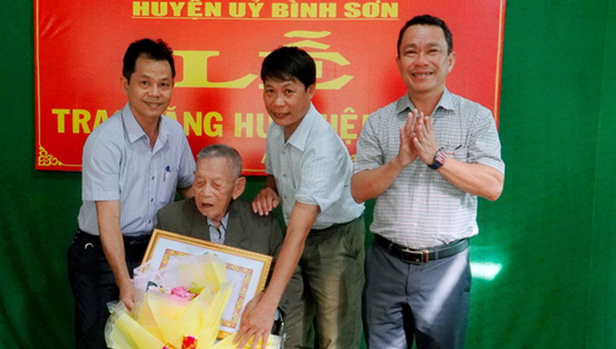 Huyện ủy Bình Sơn tổ chức Lễ trao Huy hiệu 75 năm tuổi Đảng cho đồng chí Đoàn Tá