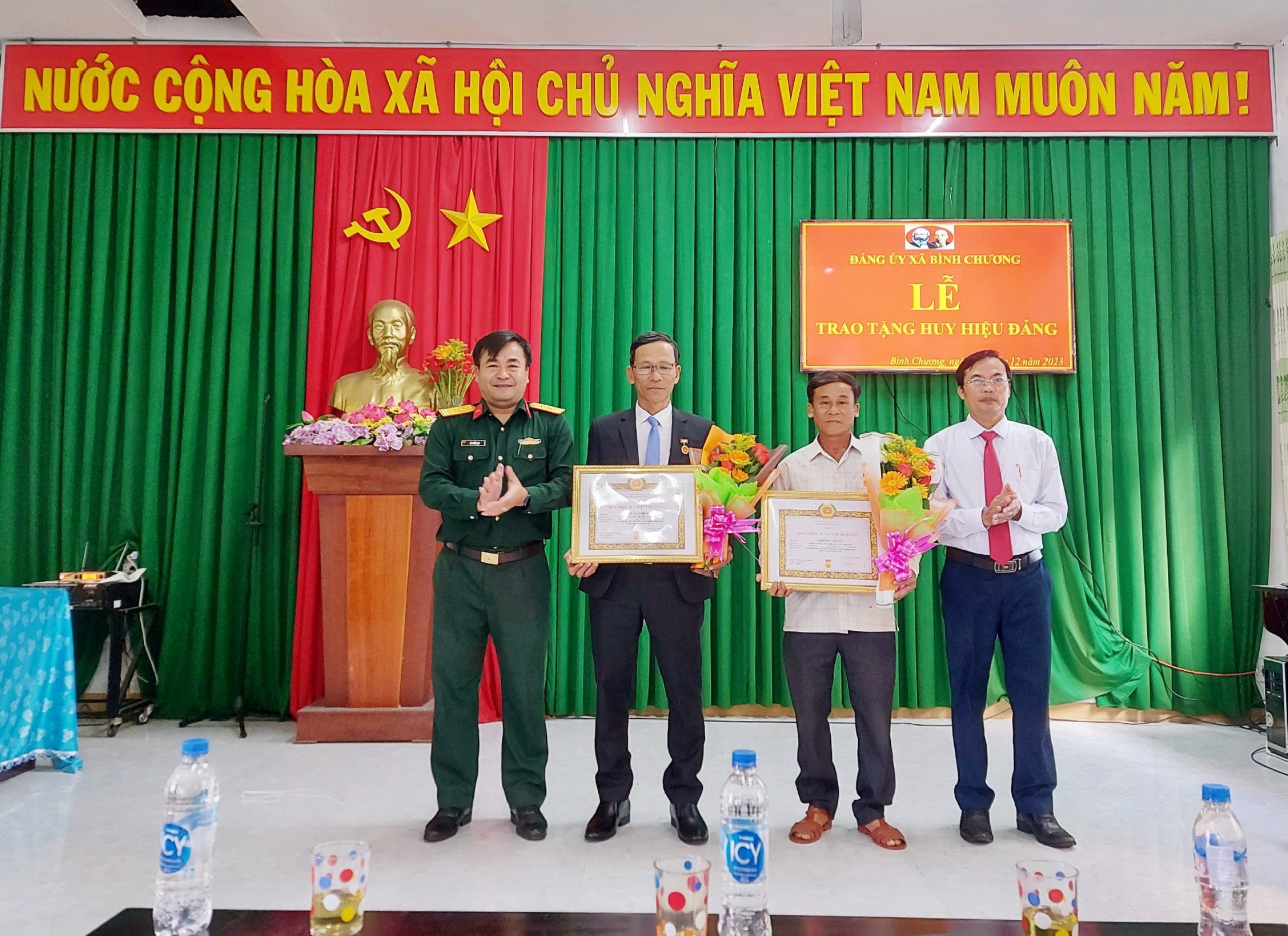 Đảng bộ xã Bình Chương tổ chức Lễ trao tặng Huy hiệu Đảng