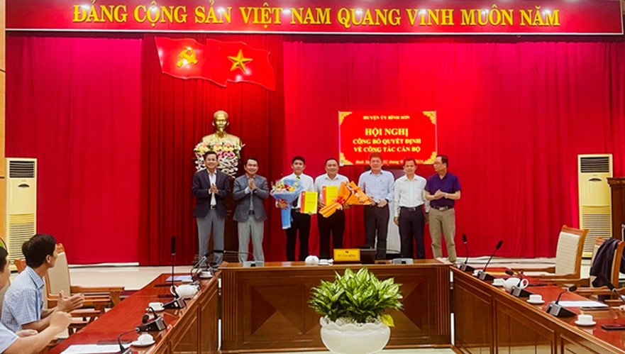 Huyện ủy Bình Sơn công bố quyết định bổ nhiệm điều động cán bộ