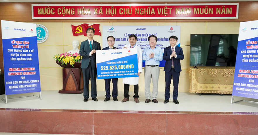Doosan Vina trao tặng thiết bị y tế cho Trung tâm y tế huyện Bình Sơn